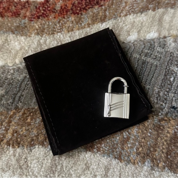 HERMES LOCK CHARM SILVER CADENA 1998 ANNEE ARBRE WITH DUST BAG & COA - Picture 11 of 14